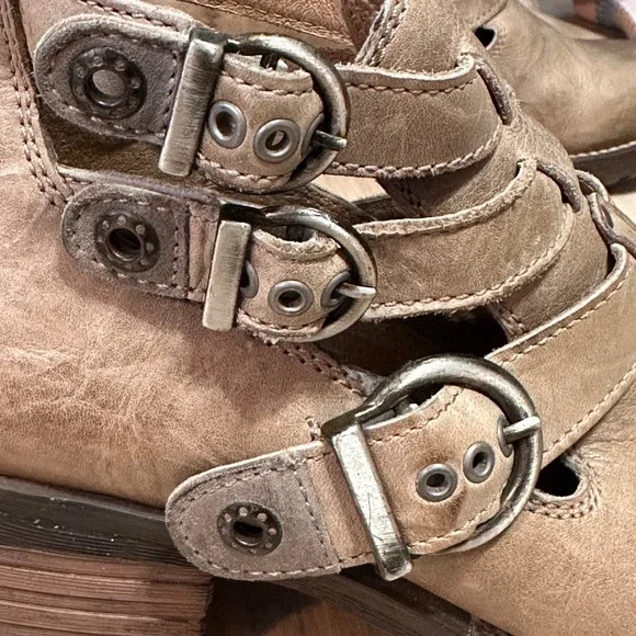 Dromedaris Kelsy short summer ankle boots in a pearl leather Size 38/8
